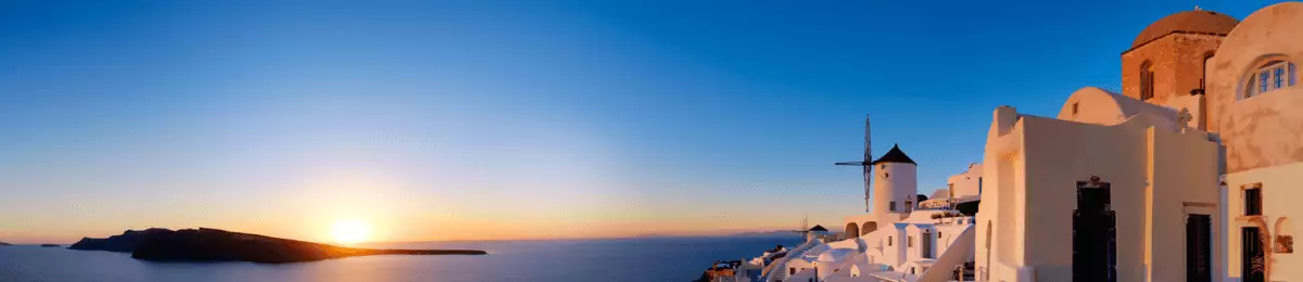 Santorini: Kirche, Windmühle, weiße Häuser und das Meer im Sonnenuntergang