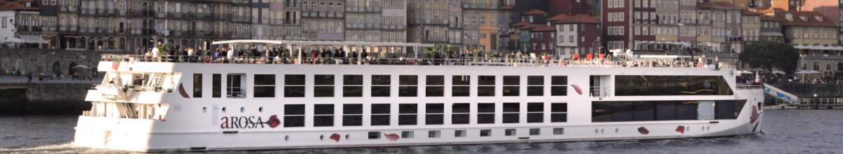 Die A-ROSA ALVA liegt vor Porto.