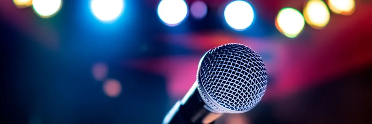 Bühne frei für die Comedian von A-ROSA: Ein Mikrofon steht für die witzigen Stars bereit.