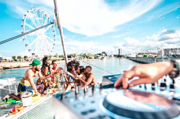 Ein DJ legt an Deck des Schiffes auf.