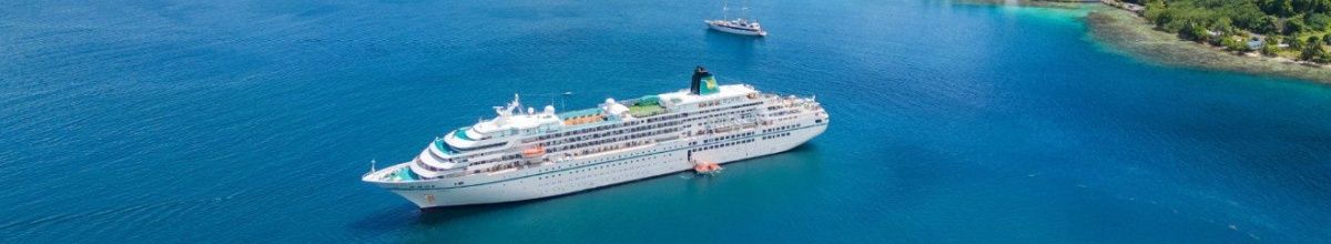 Die MS Amadea vor einer karibischen Küste im klaren Wasser.