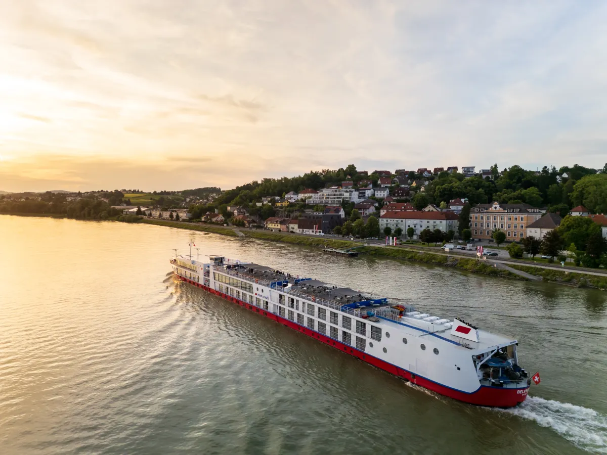 nicko cruises belvedere nicko cruises Belvedere Flussschiff auf dem Wasser bei Sonnenschein.