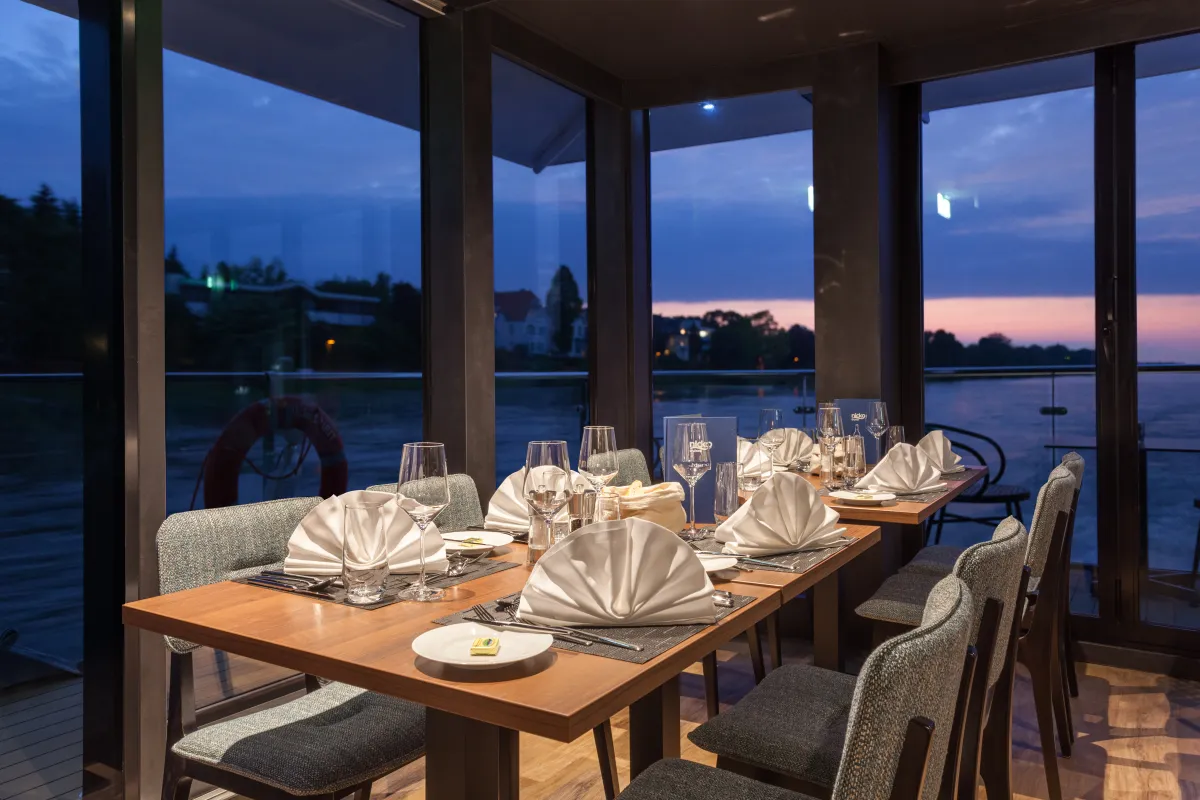 Marios Grill Restaurant Marios Grill, Panoramarestaurant von nicko cruises.