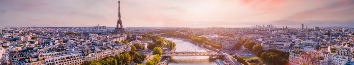 Panoramablick von Paris bei Sonnenuntergang.