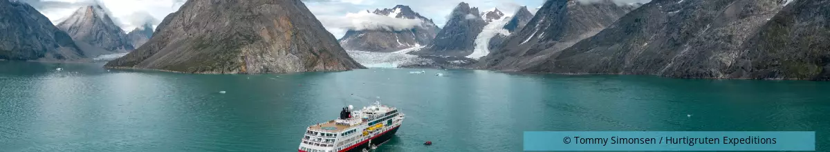 Auf dem Meer fährt die MS Nordkapp.