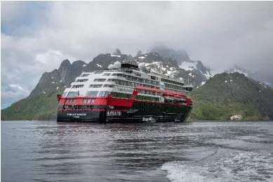 Das Kreuzfahrtschiff MS Fridtjof Nansen fährt über das Meer.