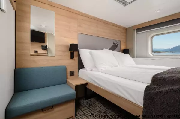 Kabine mit Bett und Sofa