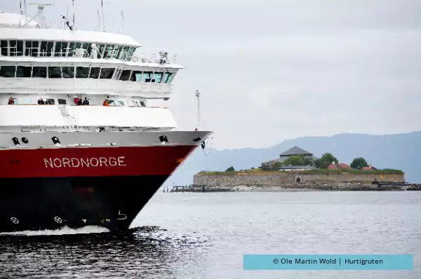 Das Vorderteil des Schiffes ist links im Bild zusehen.
