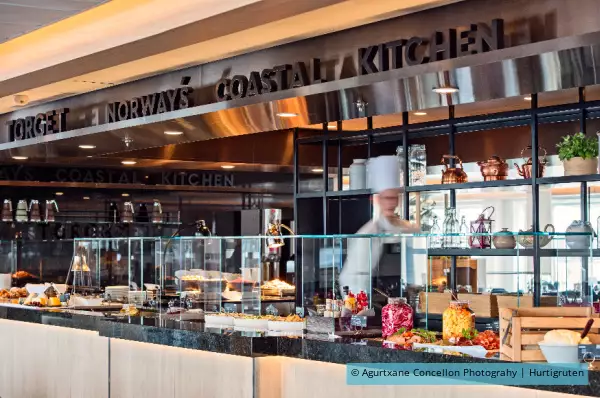 Das Restaurant auf der MS Nordnorge von Hurtigruten.