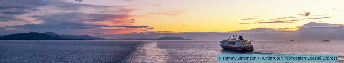 Auf offenem Meer In der Unendlichkeit des Meeres fährt die MS Ploralys von den Hurtigruten.