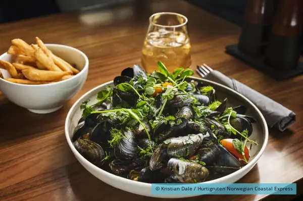 Muschelteler im Restaurant Auf einem grauen Teller sind Muscheln angerichtet.