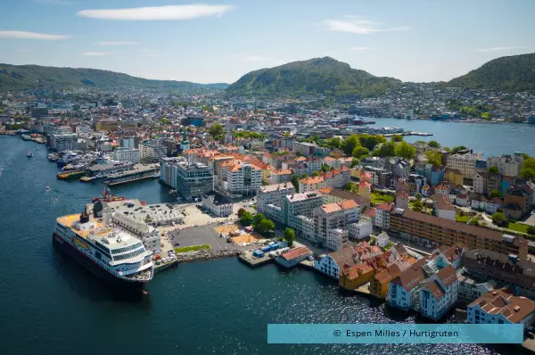Aus der Vogelperspektive blickend sehen Sie das Schiff von oben, sowie die Anlegestelle.