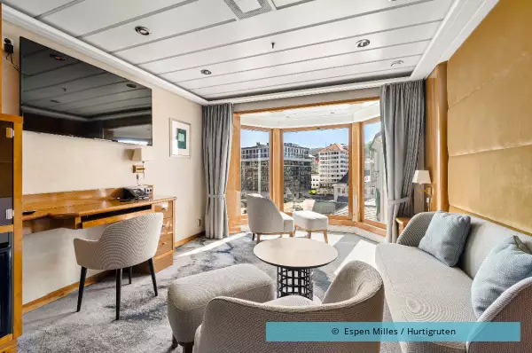 Zu sehen ist der Wohnbereich einer Suite auf der MS Trollfjord.