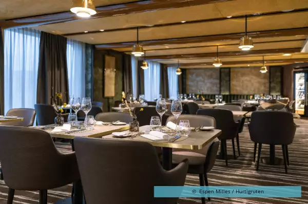 Ein Restaurant zum Fine Dining auf der MS Trollfjord von Hurtigruten.