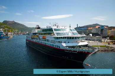 Das Kreuzfahrtschiff MS Tollfjord liegt am hafen an.