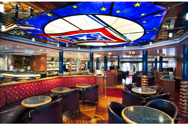 Salon mit Thekenbereich und großer Lampe mit Sternenmuster.