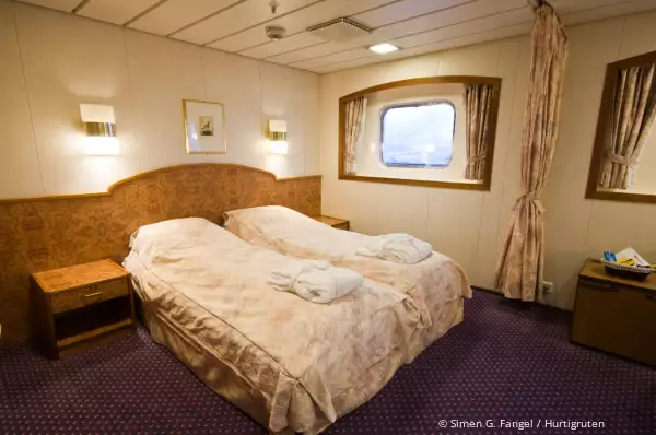 Suite auf der MS Nordlys mit zwei Betten in einem Fenster.