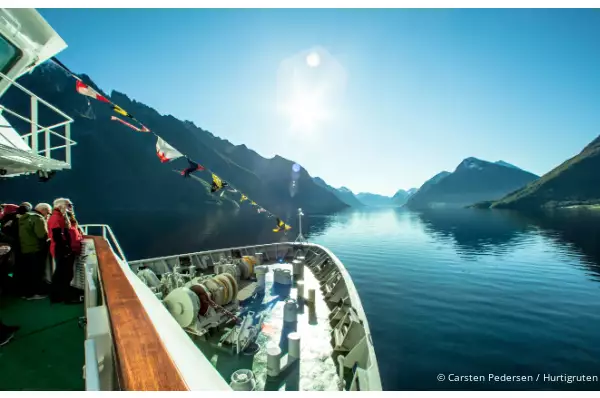 Meeresblick vom Schiff an einem sonnigen Tag in einem Norwegischen Fjord.