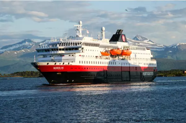 Blick auf die MS Nordlys im Meer