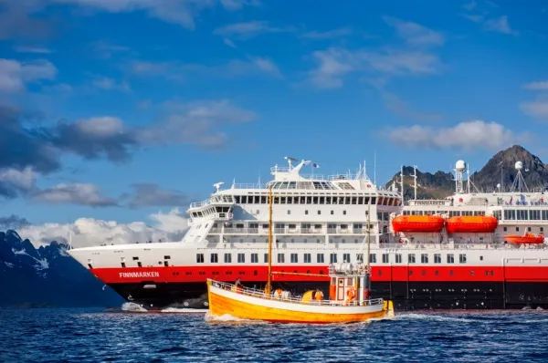 Seitenansicht des Bugs der MS Finnmarken in Norwegen bei Sonnenschein.