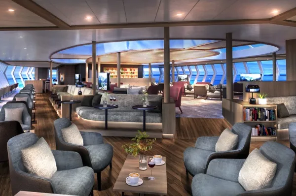 Elegante Lounge mit großer Fensterfront an Bord der MS Finnmarken.