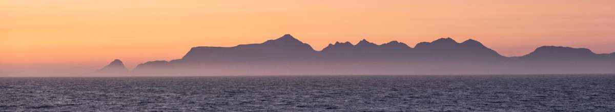 Im Sonnenuntergang steht der Nebel über dem Meer.