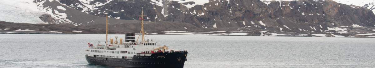 Die MS Nordstjernen fährt auf Expeditionsreise durchs eisige Svalbard.