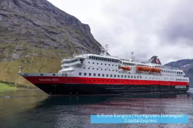 Kreuzfahrtschiff auf Fjord in Norwegen