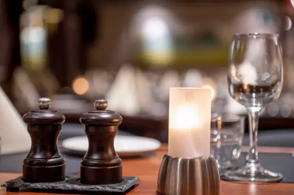 Nahaufnahme eines Restaurant- Tisches