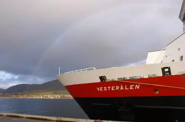 Vorderer Teil eines Schiffes mit Aufschrift