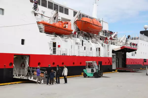 Einschiffung eines Kreuzfahrtschiffes MS Vesterålen