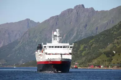 Kreuzfahrtschiff am Meer
