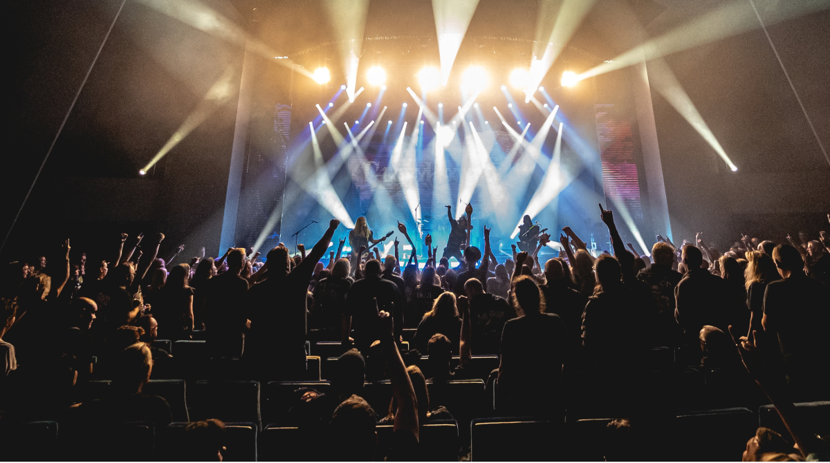 Feierndes Publikum bei einem Live-Konzert während der Full Metal Cruise.