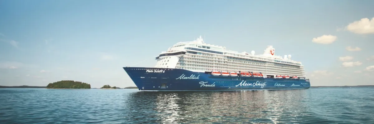 Die <i>Mein Schiff 6</i> auf hoher See: Der perfekte Ort für die Full Metal Cruise.