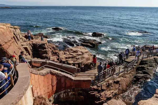 Ein Besuch im Acadia Nationalpark in Nordamerika. Eine Felsformation wird von Touristen besucht.