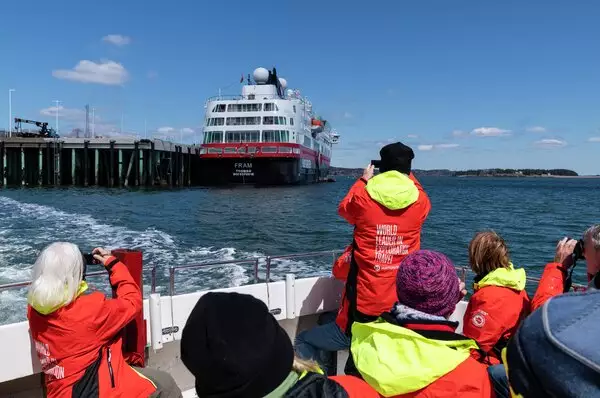 Ein Expeditionsteam begleitet eine Bootsfahrt während einer Expeditions-Seereise.