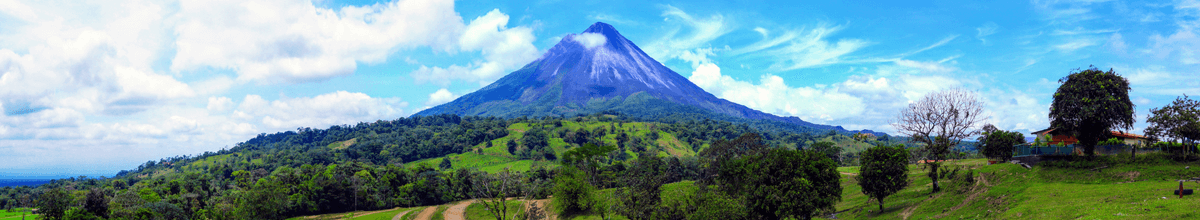 Üppige Tropenlandschaft in Costa Rica mit dem riesigen Vulkan Arenal im Hintergrund.