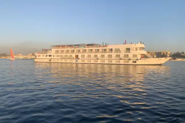 Die Crown Vision von Phoenix Reisen fährt über den Nil.