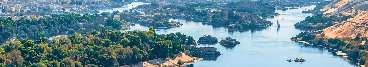 Der Nil schlengelt sich durch die Natur Ägyptens.