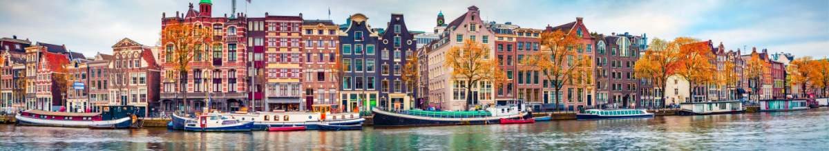 Skyline von Amsterdam. Zu sehen ist eine bunte Häuserfront.