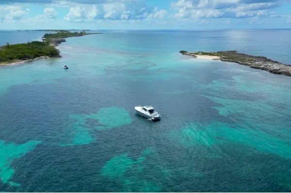 Ein kleines Schiff liegt zwischen Inseln von Bimini.