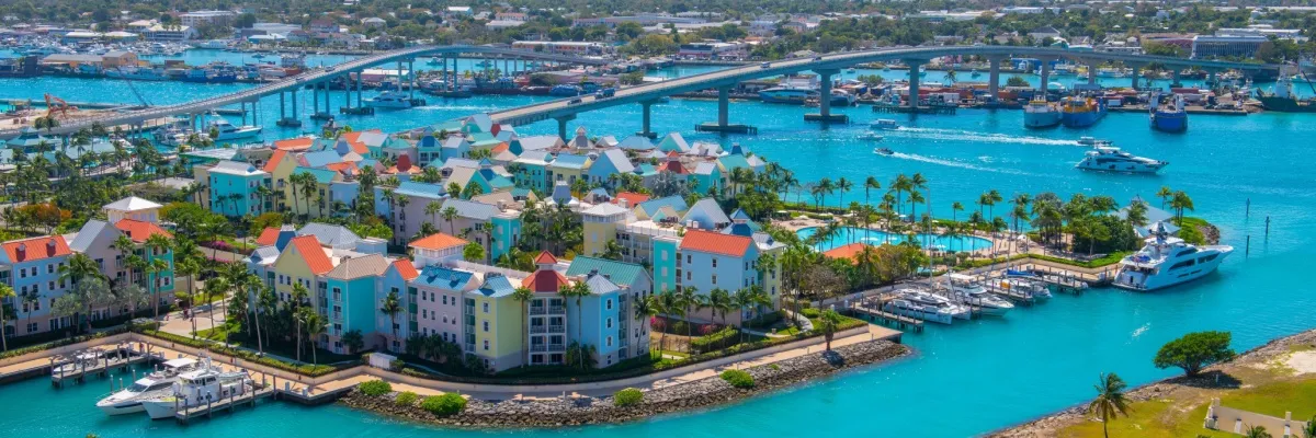 Bunte Häuserfront am Meer in Nassau, Bahamas.