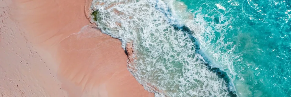 Luftbild des Pink Sands Beach auf Harbour Island.