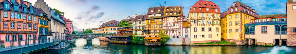 Straßburg mit Fachwerkhäusern und kleiner Brücke.