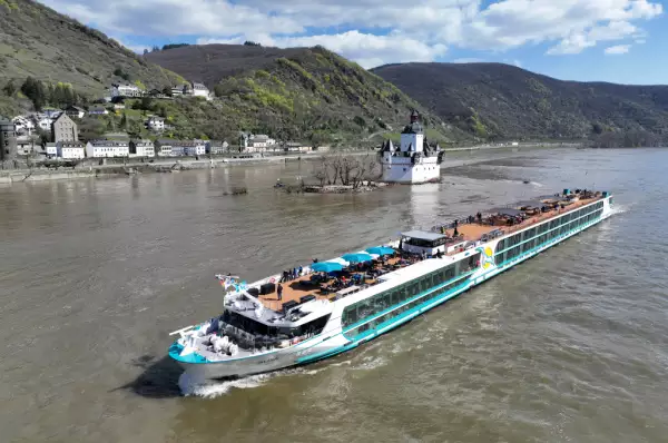 MS Alisa auf Fluss mit Gebirge im Hintergrund