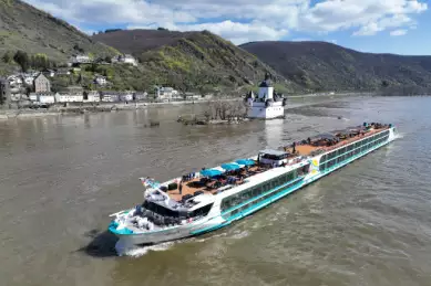 Flusskreuzfahrtschiff fährt auf dem Fluss.