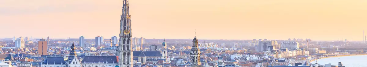 Zu sehen ist die Skyline von Antwerpen bei Sonnenuntergang.
