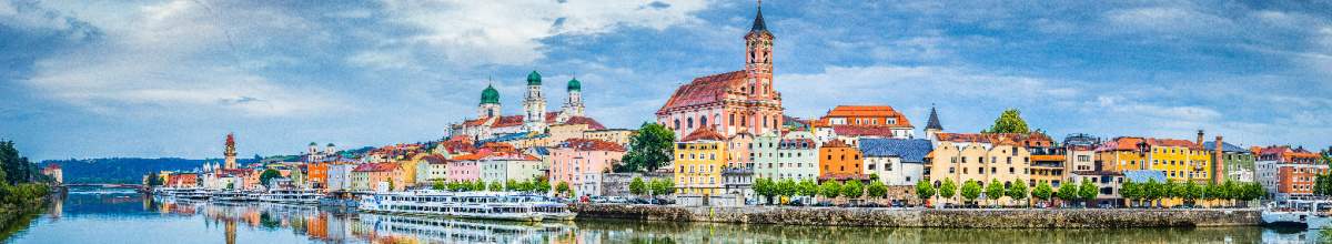 Bunte Uferpromenade von Passau.
