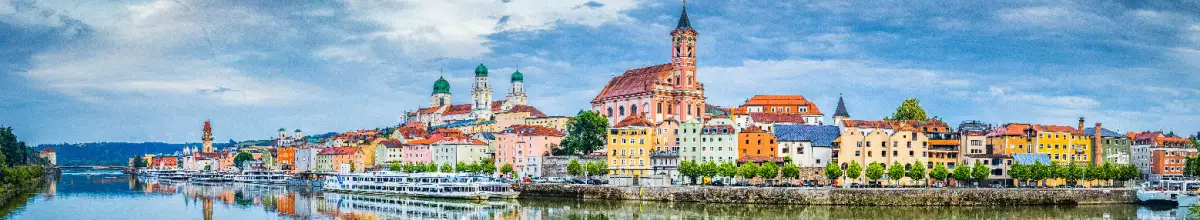 Bunte Uferpromenade von Passau.