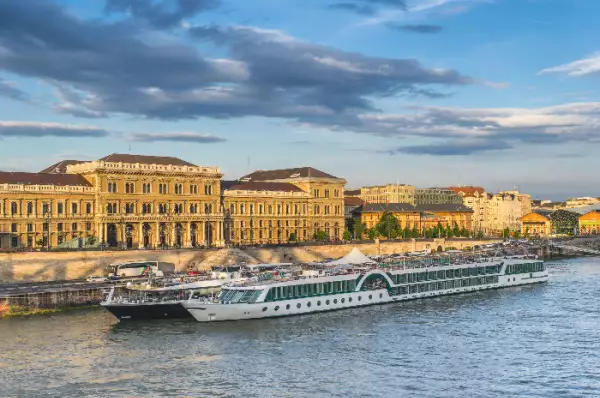 Zwei Kreuzfahrtschiffe fahren auf der Donau entlang.